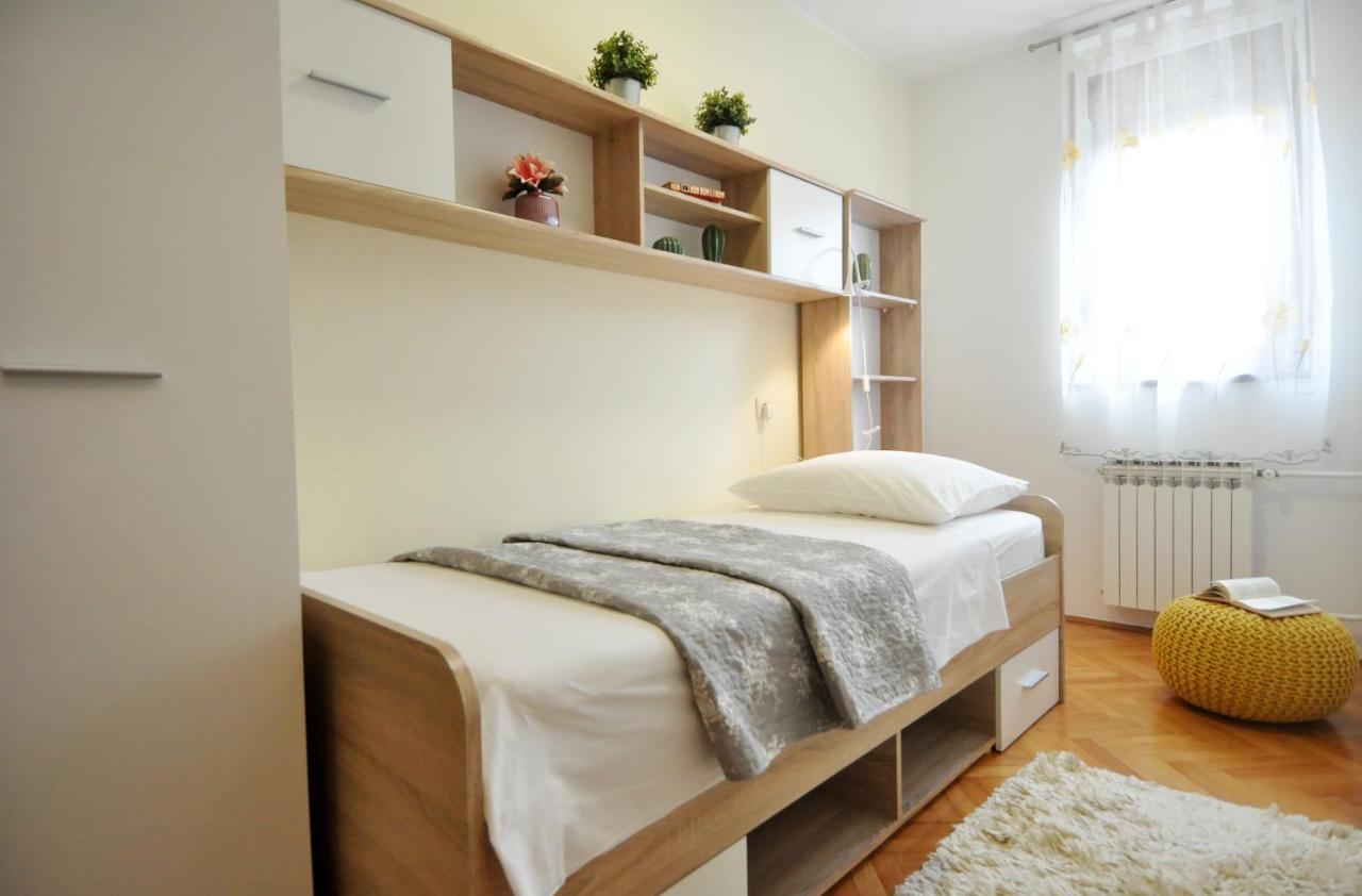 Apartman Lory พูลา ภายนอก รูปภาพ