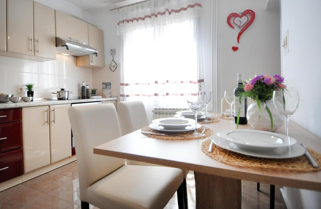 Apartman Lory พูลา ภายนอก รูปภาพ