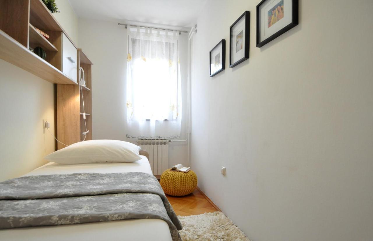 Apartman Lory พูลา ภายนอก รูปภาพ
